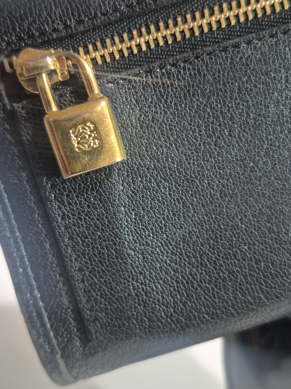Black leather Loewe bi-fold long wallet with anagram logo. - Picture 5 of 11
